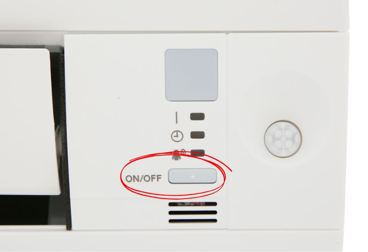 Với dòng máy có nút reset, bạn chỉ cần nhấn nút này để khởi động lại thiết bị