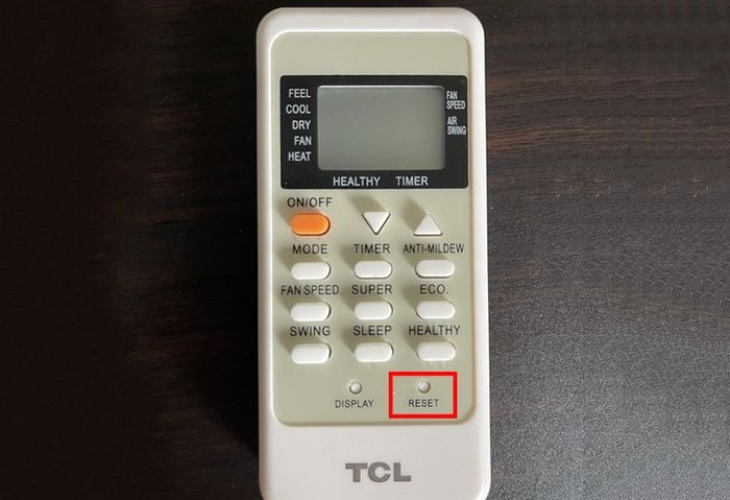 Đối với những máy lạnh không có nút reset thì hãy nhấn nút khởi động máy lạnh trên remote