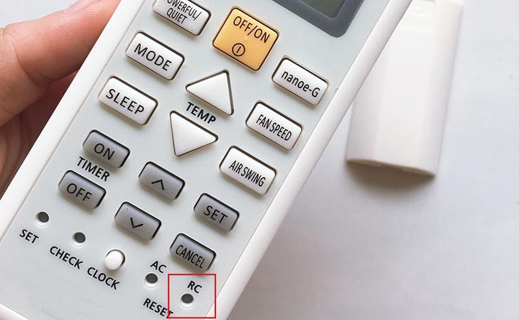 Dùng que chọc sim nhấn và nút RC của máy lạnh Panasonic để reset lại