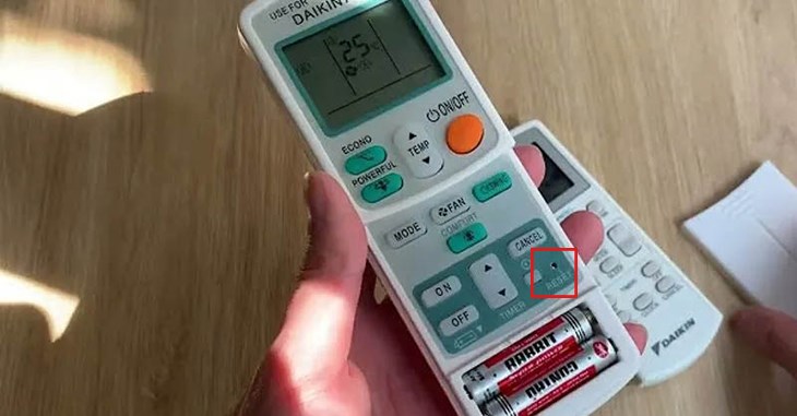Tháo pin ra khỏi điều khiển Daikin nếu không có nút reset