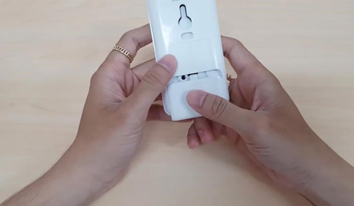 Tháo pin ra khỏi remote máy lạnh Samsung và đợi 5 phút để reset