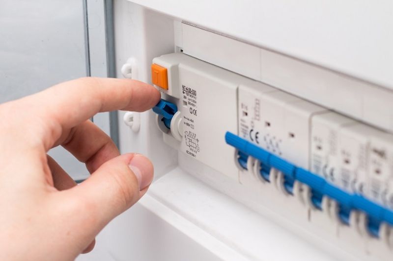 Tắt nguồn máy lạnh bằng cầu dao