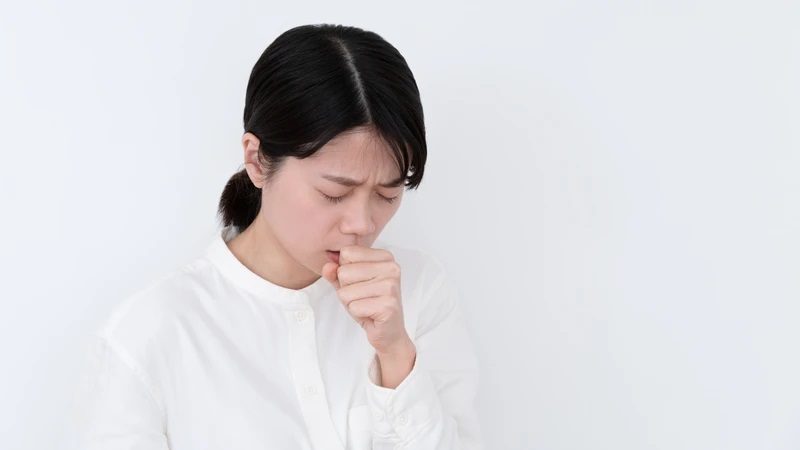 Lá chanh không chỉ tạo hương thơm dễ chịu, còn hỗ trợ giảm nghẹt mũi và làm dịu cơn ho