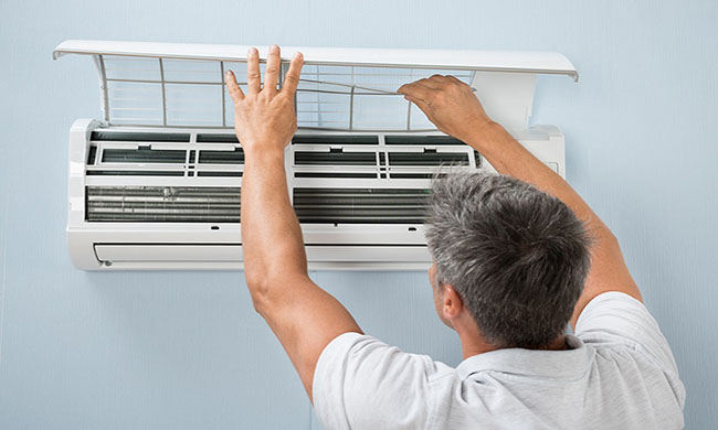 Cách vệ sinh máy lạnh tại nhà ai cũng làm được