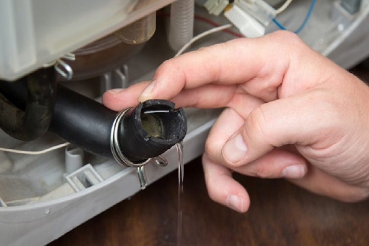 Ống dẫn nước bị xoắn hoặc tắc nghẽn