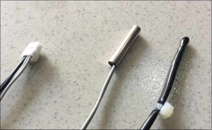 Đầu cảm biến nhiệt độ được làm từ đồng giúp kiểm tra và điều chỉnh nhiệt độ của môi chất làm lạnh