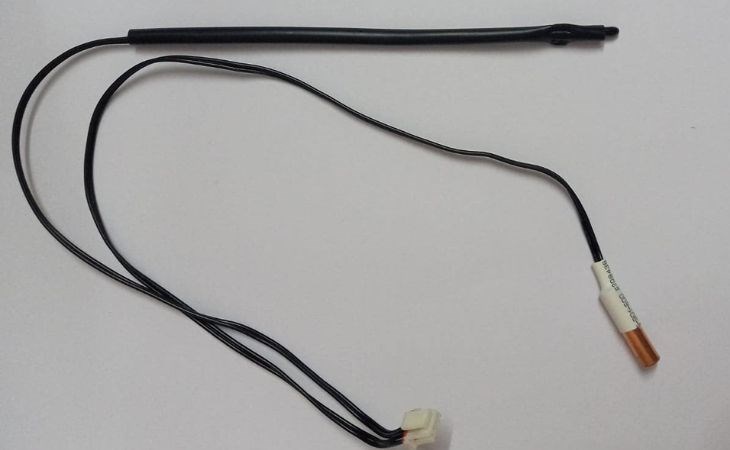 Dây cảm biến máy lạnh đo nhiệt độ khi thiết bị được bật và kiểm soát nhiệt độ phòng đạt mức yêu cầu