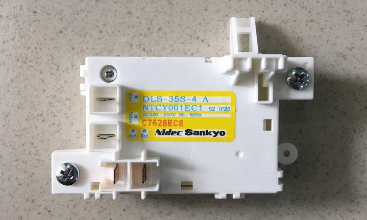 Hỏng công tắc cửa là một nguyên nhân phổ biến của lỗi E21 máy giặt Toshiba