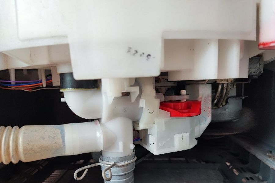 máy giặt không đóng van xả nước 2