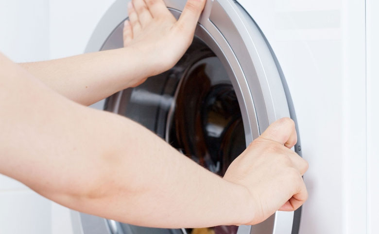 Máy giặt không giặt được kêu tít tít do quá tải lồng giặt