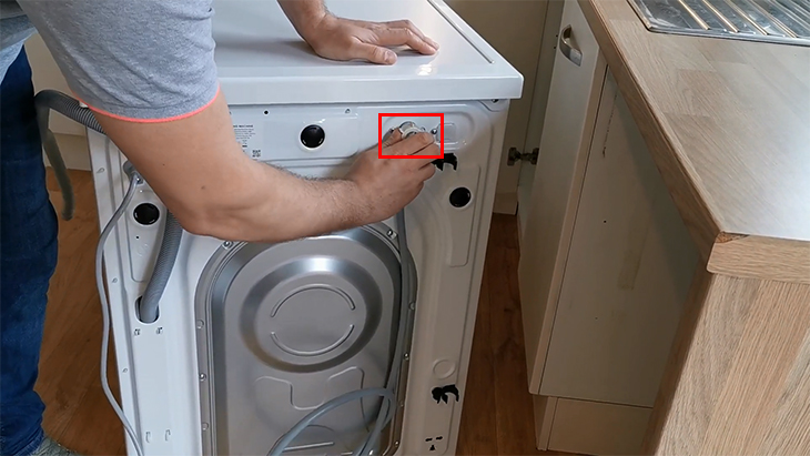 Nên kiểm tra đường dẫn nước ngay khi máy giặt báo lỗi 1E