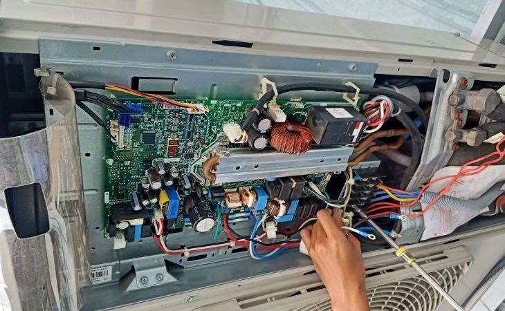 Nên bảo dưỡng và vệ sinh máy lạnh định kỳ, tránh trình trạng board mạch máy bị hư hỏng do bụi bẩn bám lâu ngày