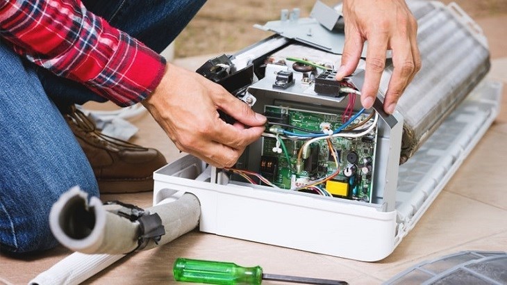 Dây kết nối tín hiệu giữa 2 dàn nóng và lạnh bị đứt, bạn có thể nối lại hoặc thay thế dây mới nếu cần