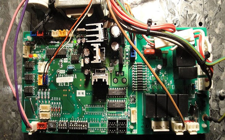 Board mạch trên dàn nóng bị hỏng nên liên hệ trung tâm bảo hành chuyên nghiệp để khắc phục kịp thời