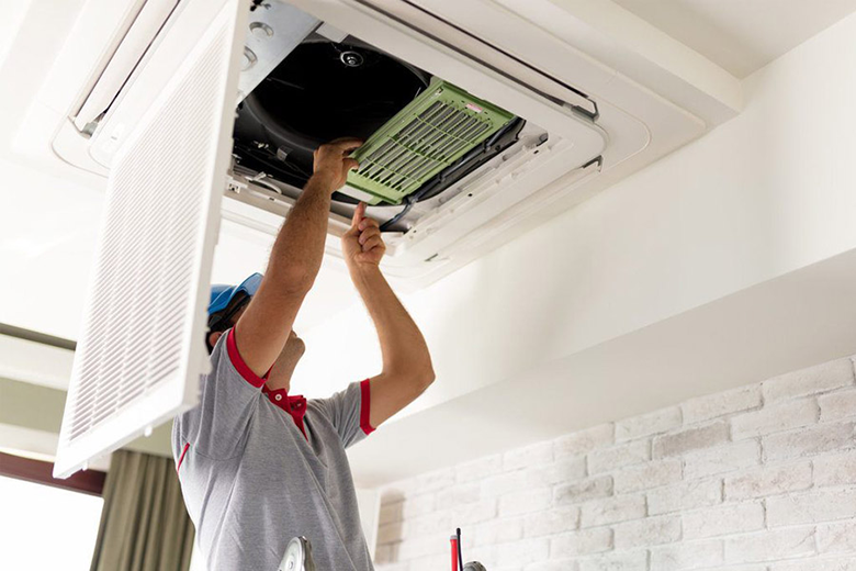 Máy lạnh âm trần chảy nước - Nguyên nhân và cách xử lý