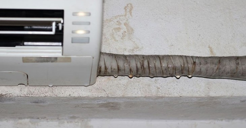 Ống thoát nước bị tắc nghẽn làm chảy nước ở máy lạnh