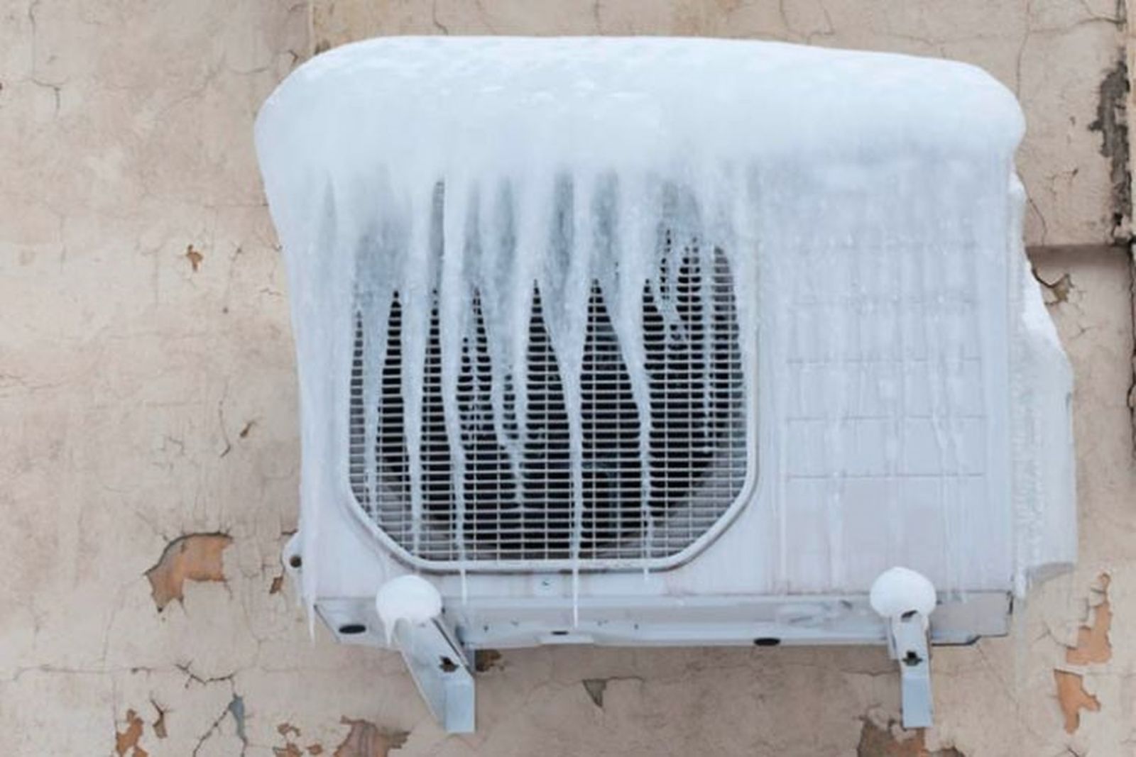 Máy lạnh bị đóng tuyết và 6 tác hại không ngờ