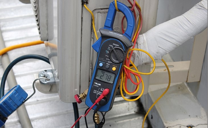 Máy nén máy lạnh Hitachi bị hỏng khiến thiết bị báo tín hiệu đèn vàng