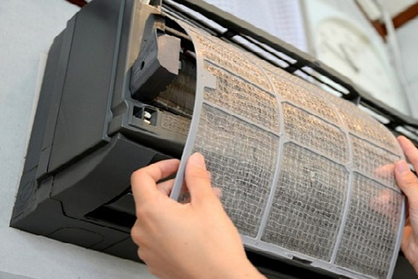 Cần thường xuyên vệ sinh máy lạnh định kỳ, hiện tượng này sẽ biến mất