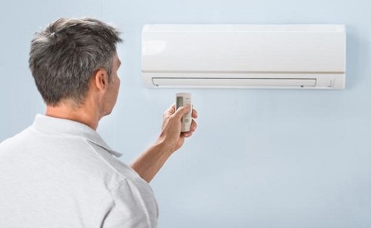 Hãy kiểm tra lại pin remote nếu sản phẩm này có dấu hiệu bất thường