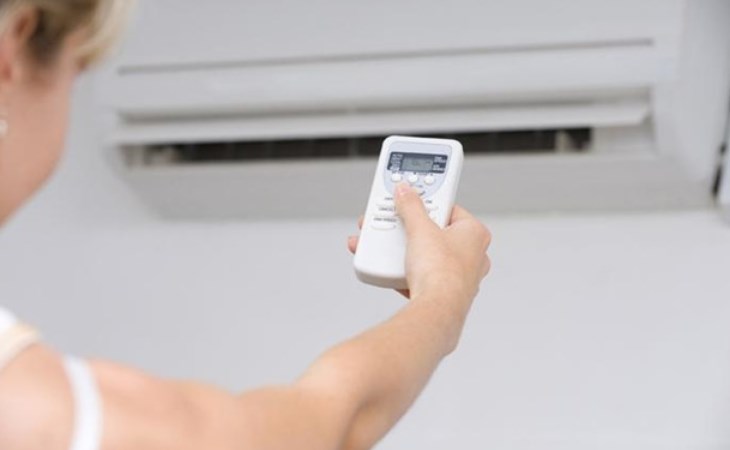 Bạn nên nhấn nút MODE và chọn chế độ Fan để loại bỏ hơi nước còn sót lại trong máy lạnh