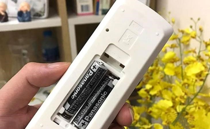 Bạn nên tháo pin remote ra ngoài nếu không sử dụng máy lạnh trong khoảng thời gian dài