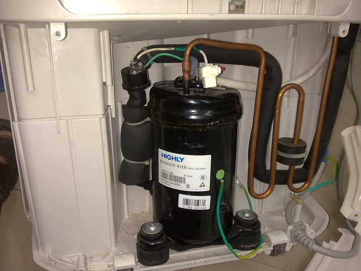 Máy nén máy lạnh bị hỏng nên liên hệ kỹ thuật viên chuyên nghiệp để sửa chữa hoặc thay thế mới