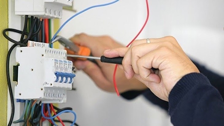 Cầu chì máy lạnh bị hỏng nên nhờ thợ kỹ thuật chuyên nghiệp để đảm bảo an toàn và hiệu quả
