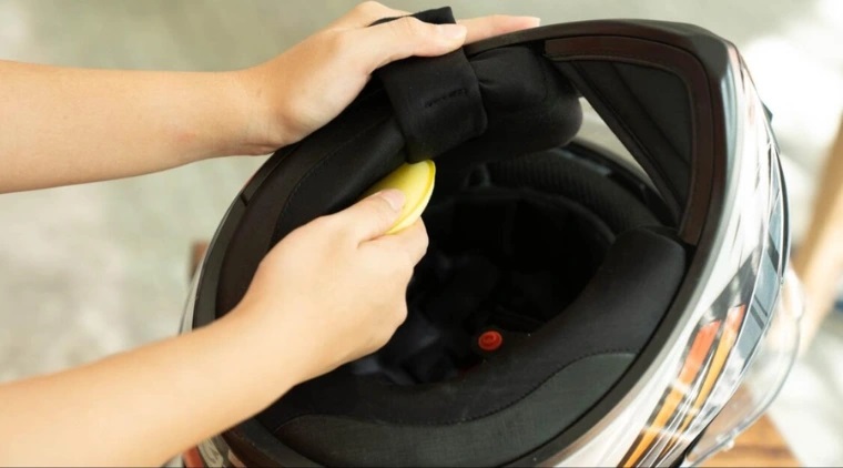 Một số mẹo khử mùi cho mũ bảo hiểm