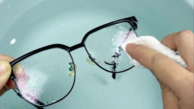Mẹo xử lý kính trầy xước, mờ đục