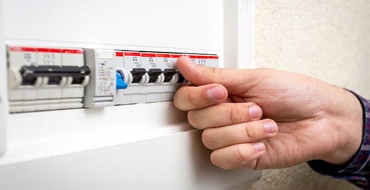 Bật cầu dao điện tổng trong nhà xem máy có hoạt động bình thường không