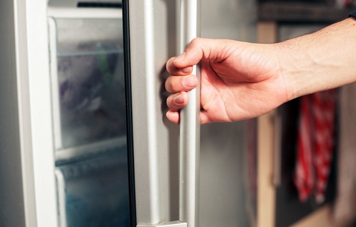 Công tắc cửa không đóng do bạn đóng tủ không chắt, khiến quạt gió tủ lạnh không hoạt động