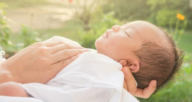 Bạn chỉ nên để trẻ nằm trong phòng điều hoà tối đa khoảng 2 - 3 tiếng/lần