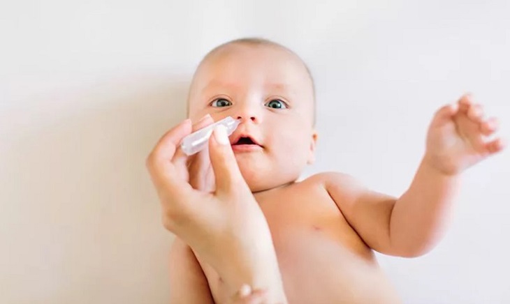 Bạn có thể chuẩn bị thêm một chai nước muối sinh lý để nhỏ mắt hoặc mũi cho bé