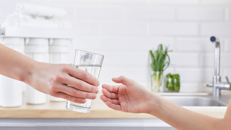 Nước tinh khiết hỗ trợ quá trình trao đổi chất và giúp cơ thể duy trì trạng thái cân bằng