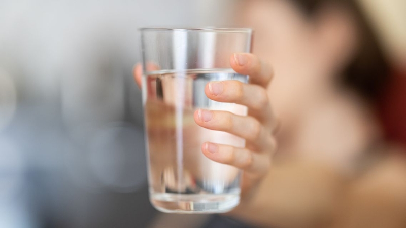 Nước tinh khiết là nguồn nước đã qua xử lý, giúp giảm tạp chất và vi sinh vật không mong muốn