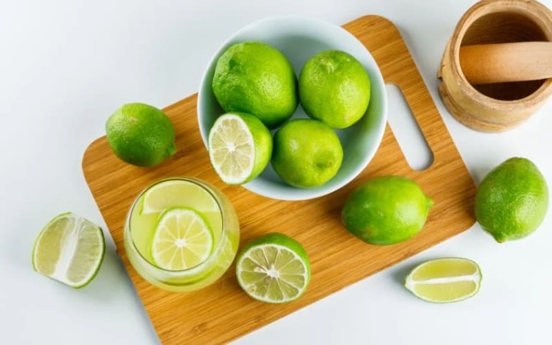 Chanh chứa vitamin C hỗ trợ tăng sức đề kháng tự nhiên.