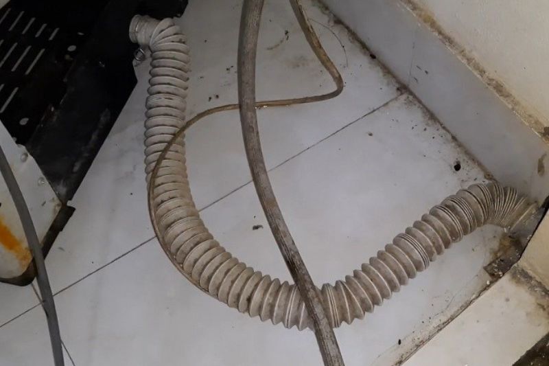 cặn trong ống xả