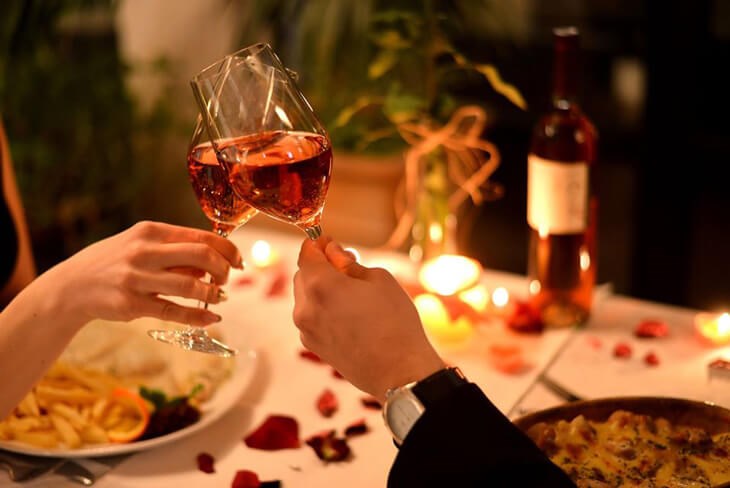 Vào dịp lễ 8/3 bạn có thể xuống bếp trổ tài nấu những món ngon mà cô ấy thích và trang trí bầu không gian lãng mạn