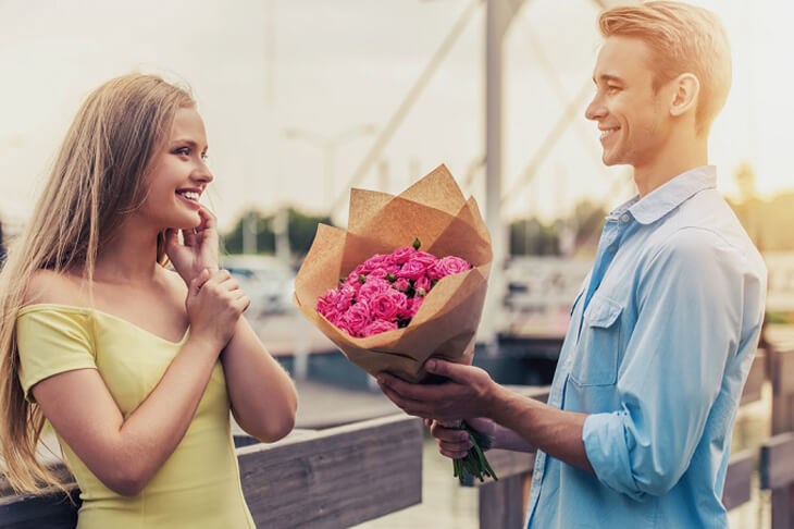 Bạn có thể chọn một bó hoa tươi mà người ấy yêu thích để làm quà tặng dịp 8/3 này