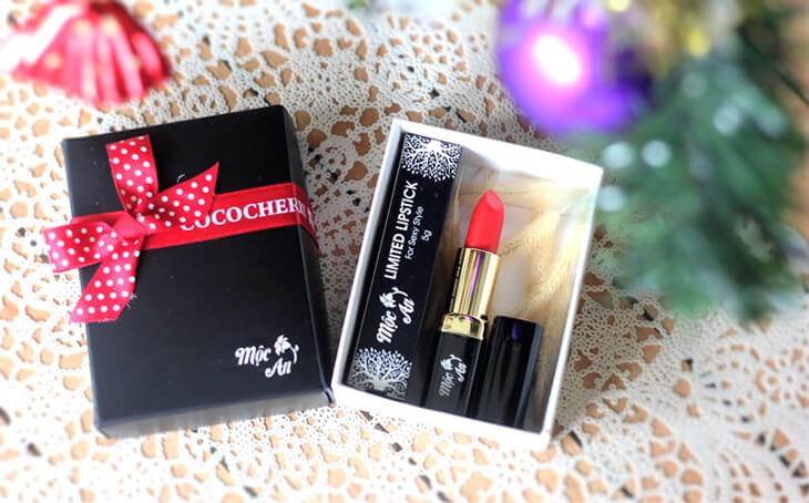 Bạn có thể tặng son cho nàng vào dịp 8/3 để giúp cô ấy trở nên thêm xinh đẹp, tự tin khi bước ra đường