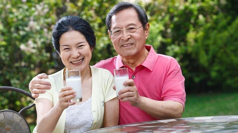 Tặng sữa giúp người già bổ sung được nhiều chất dinh dưỡng cần thiết, cải thiện sức khỏe