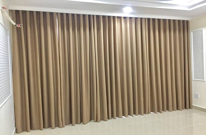 Dùng rèm cách nhiệt che chắn ánh nắng mặt trời chiếu vào