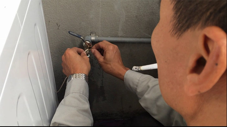 Bạn có thể tự nối dây tiếp đất tại nhà, hoặc liên hệ nhân viên kĩ thuật