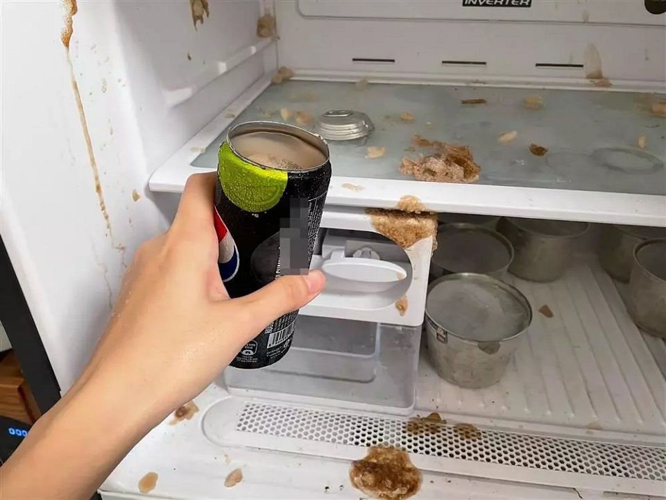 Chất lỏng bị đổ ra tủ lạnh