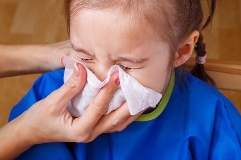 bé sổ mũi nằm máy lạnh