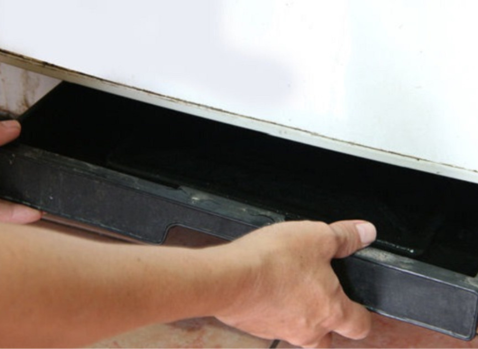 Tủ lạnh chảy nước từ khay chứa nước phía sau tủ