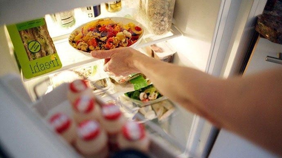 Tủ lạnh bị đóng tuyết do thói quen mở tủ hay cho đồ ăn còn nóng vào tủ.