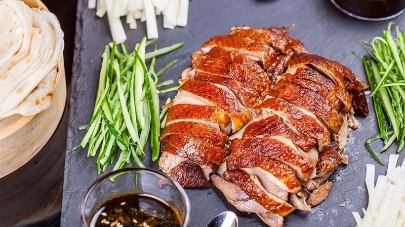 Vang đỏ nhẹ hợp với thịt trắng hoặc gia cầm