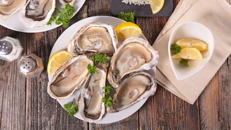 Vang trắng chua thanh và hải sản tươi sống